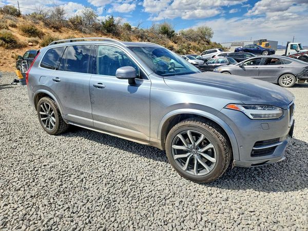 2017 VOLVO XC90 Momentum