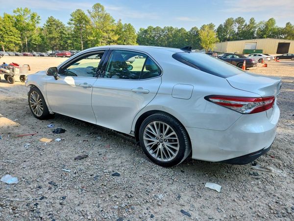 2020 TOYOTA CAMRY XLE