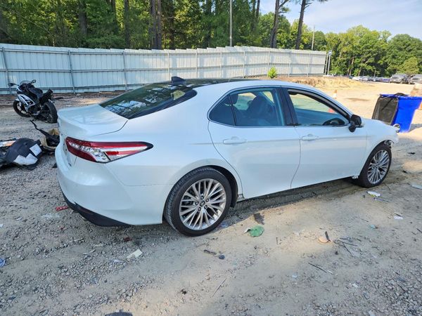 2020 TOYOTA CAMRY XLE