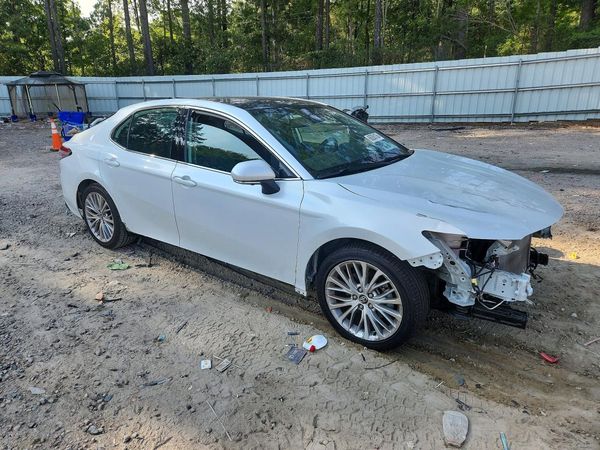 2020 TOYOTA CAMRY XLE