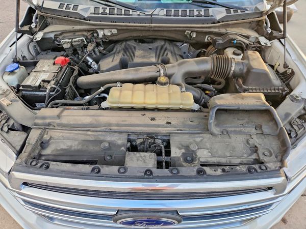 2020 FORD F150 — Engine bay