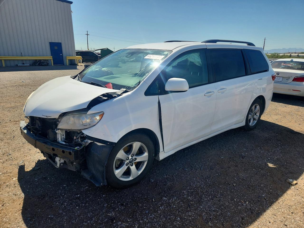 2018 TOYOTA SIENNA LE — Front 3/4
