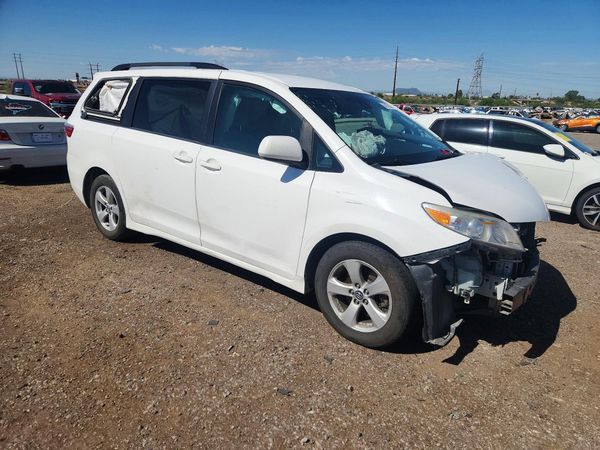 2018 TOYOTA SIENNA LE — Passenger 3/4