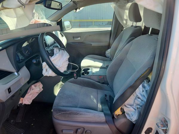 2018 TOYOTA SIENNA LE — DENT