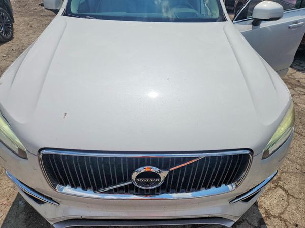 2016 VOLVO XC90 SV42 Momentum — Engine bay