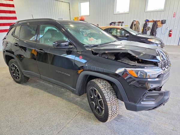 2024 JEEP COMPASS Trailhawk — Passenger 3/4