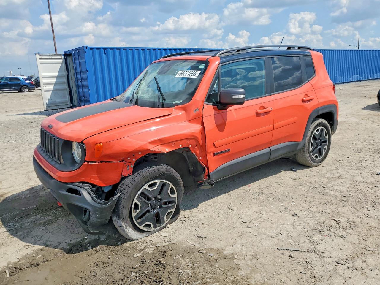2016 JEEP RENEGADE Trailhawk — Front 3/4