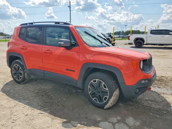 2016 JEEP RENEGADE Trailhawk — Passenger 3/4