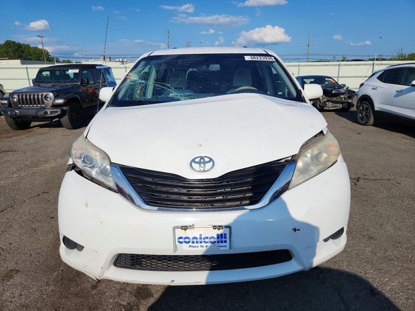 2013 TOYOTA SIENNA