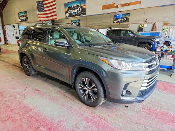 2017 TOYOTA HIGHLANDER LE/LE Plus