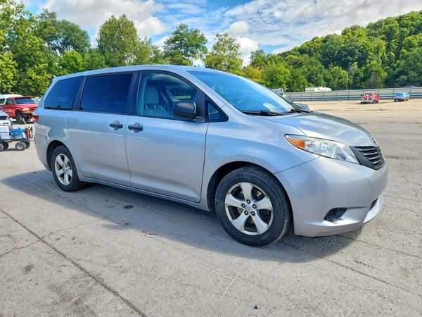 2017 TOYOTA SIENNA L