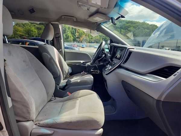 2017 TOYOTA SIENNA L