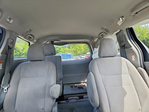 2017 TOYOTA SIENNA L