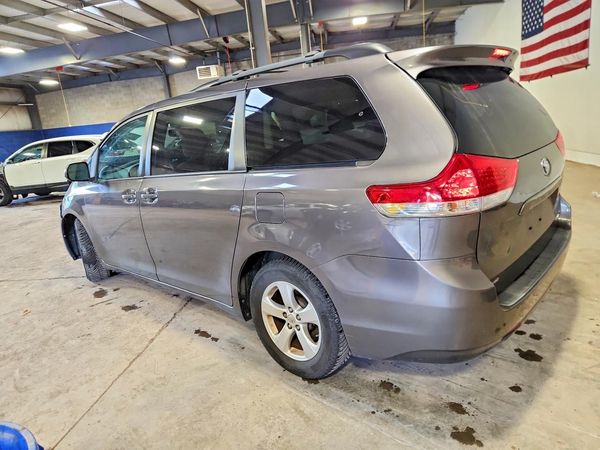 2013 TOYOTA SIENNA
