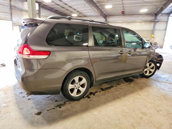 2013 TOYOTA SIENNA