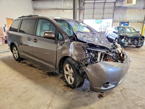2013 TOYOTA SIENNA