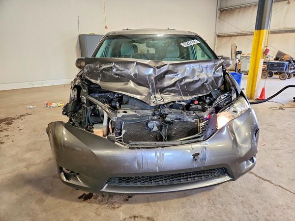 2013 TOYOTA SIENNA
