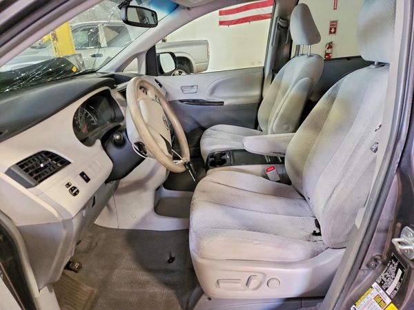2013 TOYOTA SIENNA