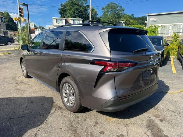 2022 TOYOTA SIENNA LE