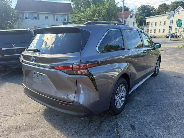 2022 TOYOTA SIENNA LE