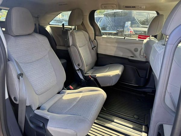 2022 TOYOTA SIENNA LE