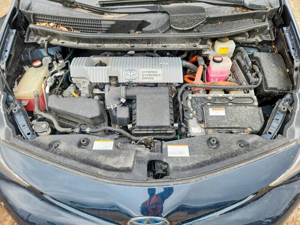 2017 TOYOTA PRIUS — Engine bay