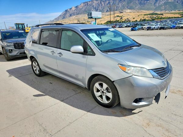 2016 TOYOTA SIENNA