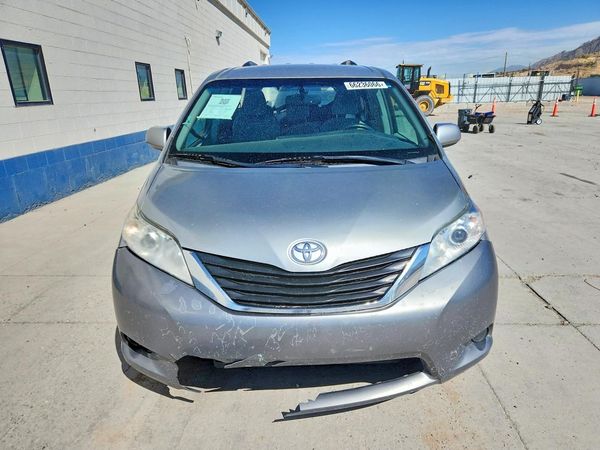 2016 TOYOTA SIENNA