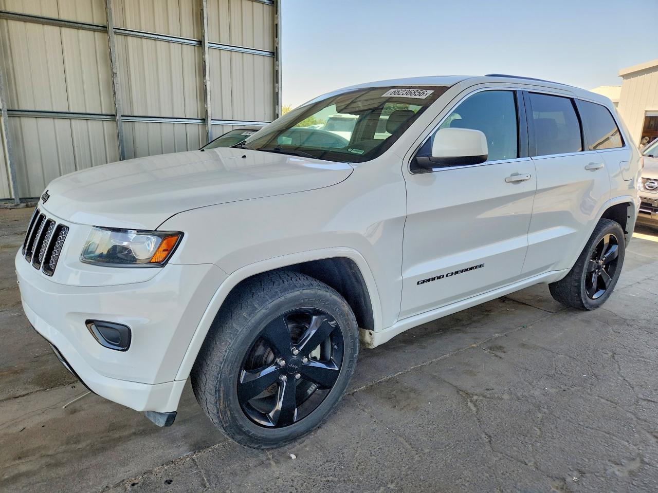 2015 JEEP GRAND CHEROKEE Laredo — Front 3/4
