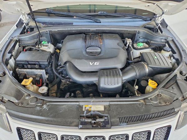 2015 JEEP GRAND CHEROKEE Laredo — Engine bay