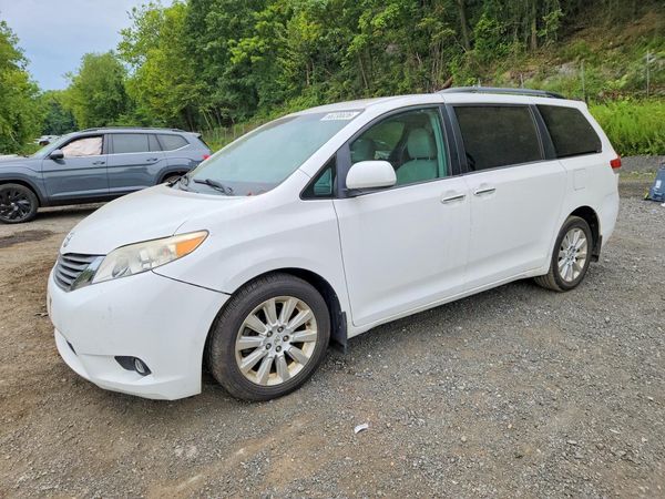 2012 TOYOTA SIENNA