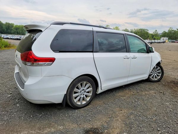 2012 TOYOTA SIENNA