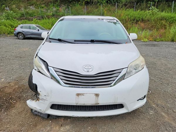 2012 TOYOTA SIENNA