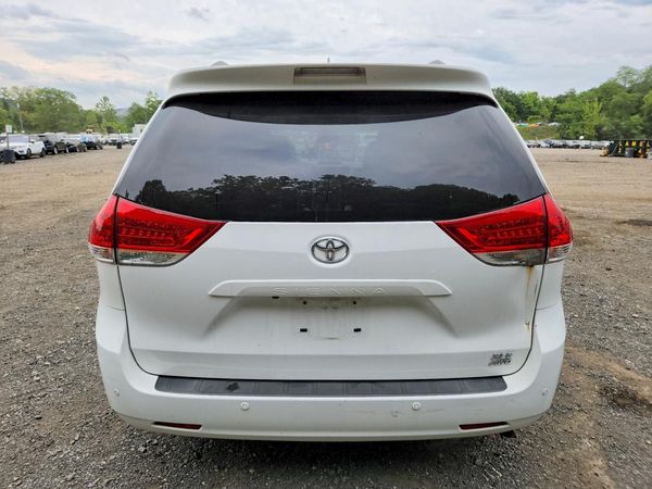 2012 TOYOTA SIENNA