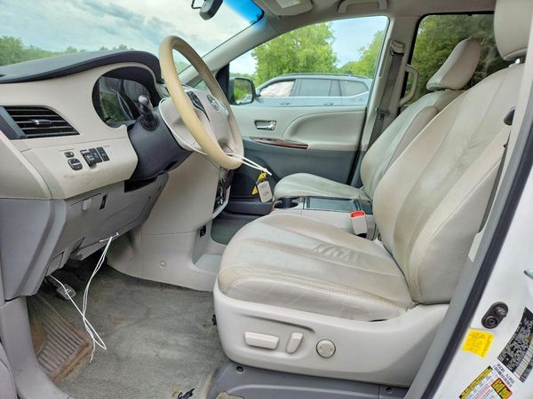2012 TOYOTA SIENNA