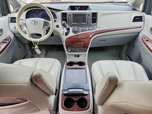 2012 TOYOTA SIENNA