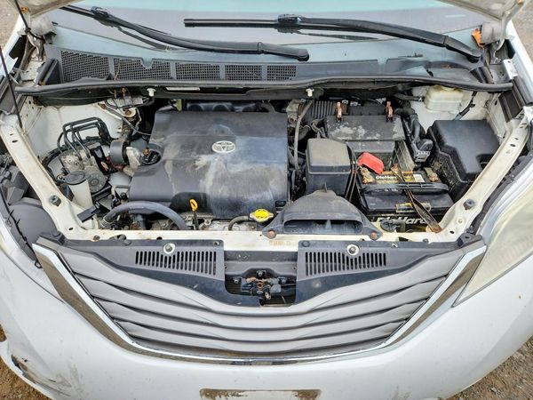 2012 TOYOTA SIENNA