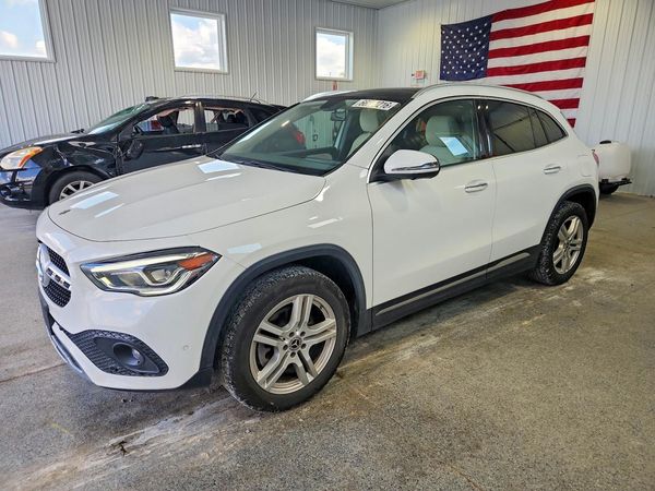 2021 MERCEDES-BENZ GLA GLA250 — Front 3/4