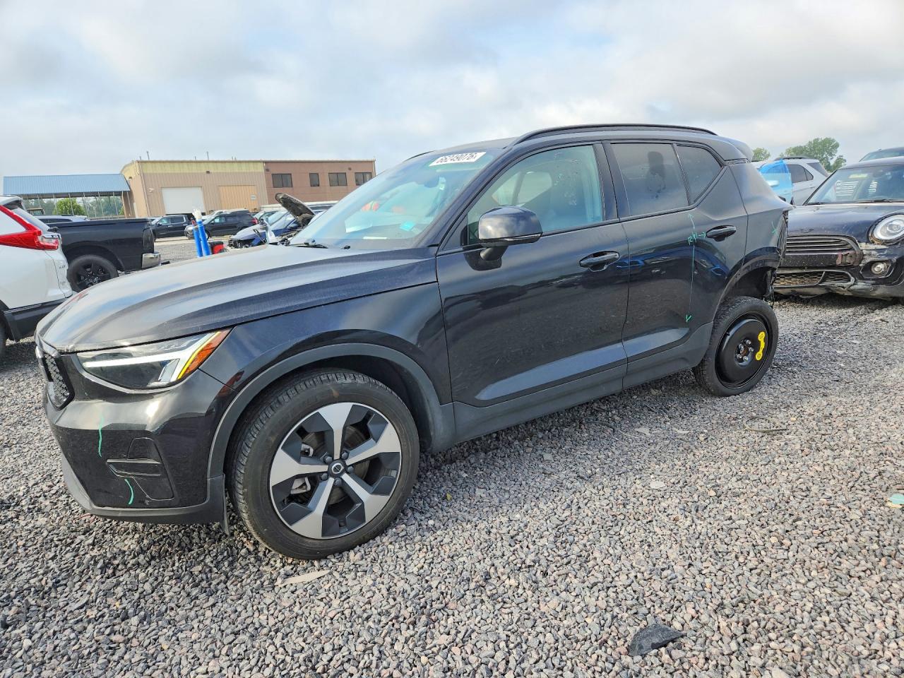 2024 VOLVO XC40 Core (Bright/Dark)