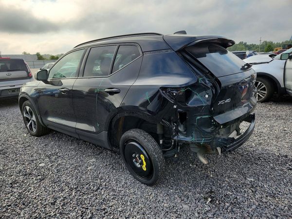 2024 VOLVO XC40 Core (Bright/Dark)