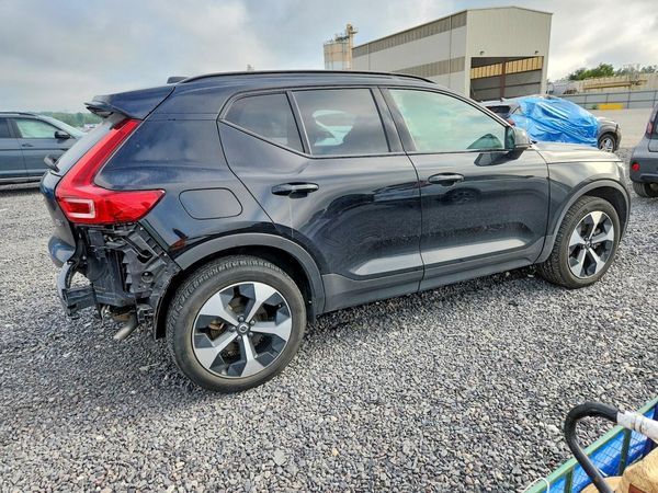 2024 VOLVO XC40 Core (Bright/Dark)