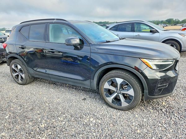 2024 VOLVO XC40 Core (Bright/Dark)