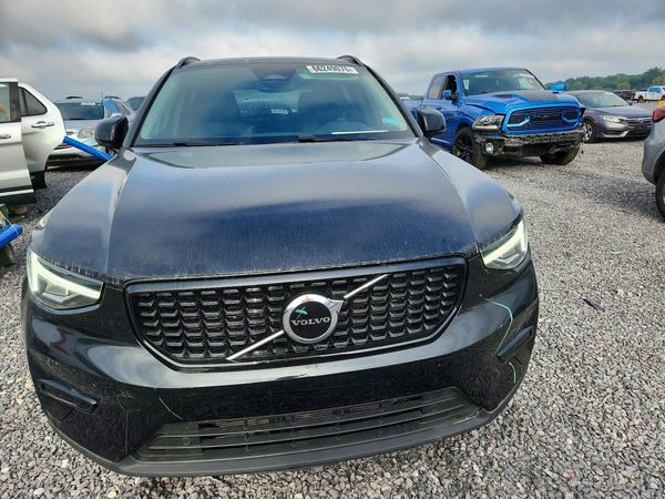 2024 VOLVO XC40 Core (Bright/Dark)