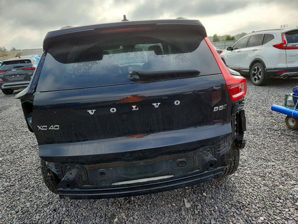 2024 VOLVO XC40 Core (Bright/Dark)