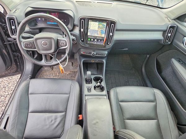 2024 VOLVO XC40 Core (Bright/Dark)