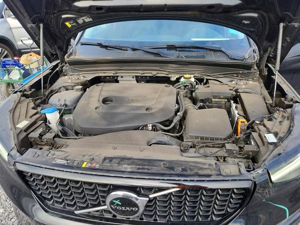 2024 VOLVO XC40 Core (Bright/Dark)