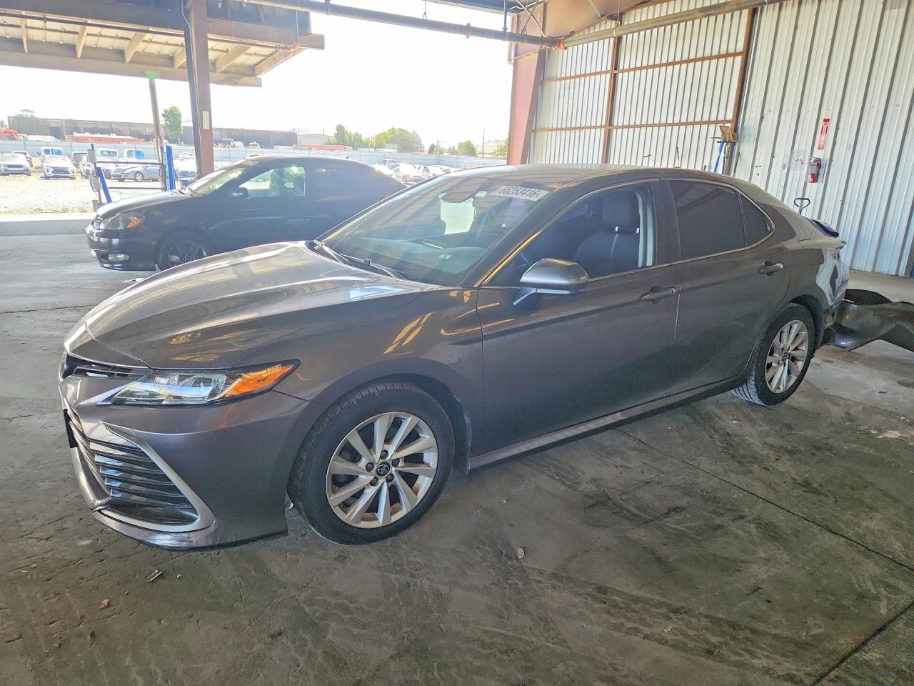 2022 TOYOTA CAMRY LE — Front 3/4