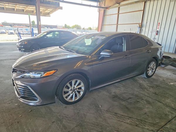 2022 TOYOTA CAMRY LE — Front 3/4