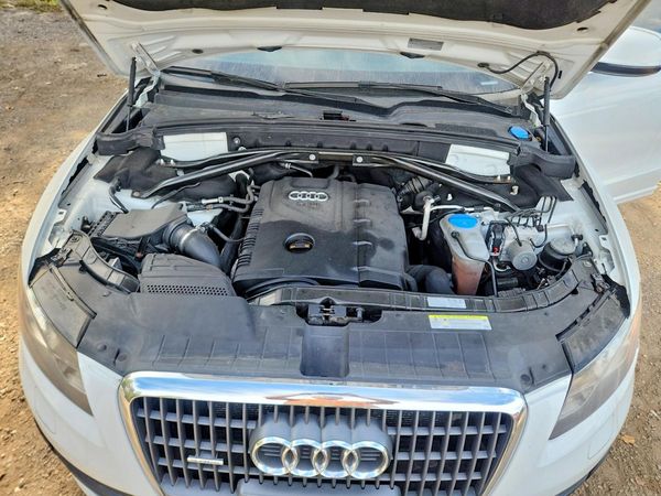 2012 AUDI Q5 Prestige — Engine bay