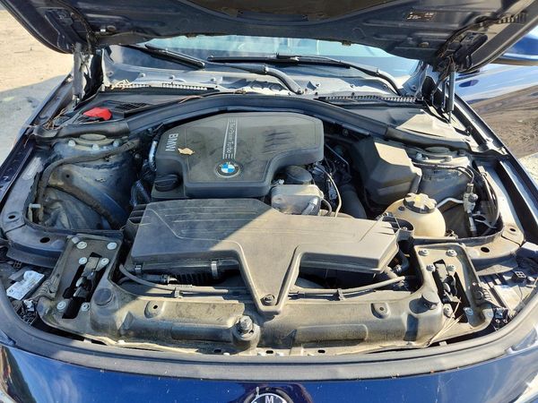 2016 BMW 328 xDrive SA — Engine bay